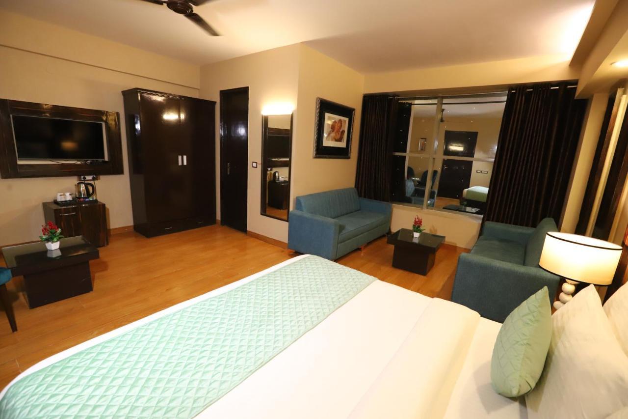 The Palm Spring A Boutique Hotel Naraina نيودلهي المظهر الخارجي الصورة